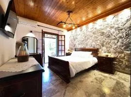 Villa Yiannitsis-Harmony In The Flowers, Acharavi Beach
