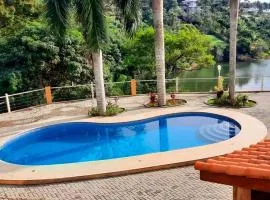 Casa confortável com piscina e rio em Jacareí