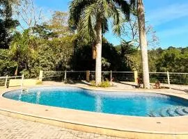 Casa com Piscina e muito verde em Jacareí