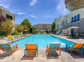 New Upscale 1BR Stay with Mini Golf Sauna & Heated Pool, hotel in Reno