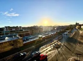 Modern Central Apartment with Views of the Quayside Sleep 8 Free Parking