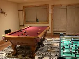 Brand New Upscale Home, Hot Tub, Foosball