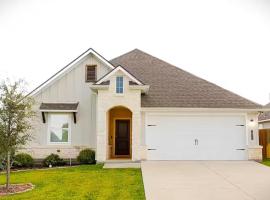 Luxury Home Near Kyle Field & Expo Center, Hotel in Bryan