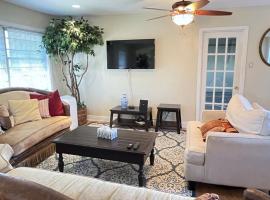 Quiet, Spacious, Historical District Home Near HOU Hobby Airport, hotel a Houston