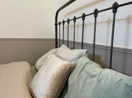 Chambre XL, bureau & salle de bain privative - Centre ville de CREIL, hotel v destinaci Creil
