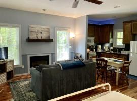 Secluded Woodland Cabin Rental with Hot Tub in Yadkin Valley Wine Region、Elkinのホテル