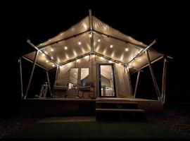 Unique Glamping Getaway in this Spacious Tented Cabin in Sevierville, TN, hotel v destinaci Sevierville