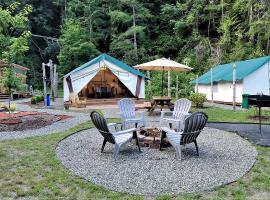 Safari Tent Glamping Destination Near Eagle Creek, Washington, luxusní stan v destinaci Lilliwaup