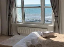 Beach View - A Truly Stunning House Opposite The Sea! Sleeps 10! Families, Friends, Contractors and Pets are all Welcome!
