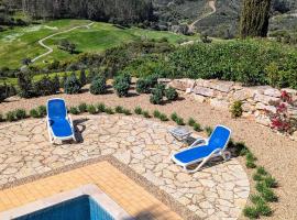 Stunning Villa with Pool & View near beach, spa hotel in Budens
