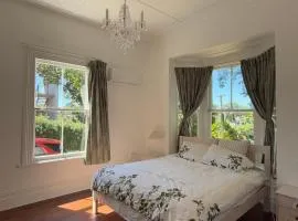 Free Parking,5 minutes to City, bus at the door, 100-year-old building at the foot of Mount Eden Park,unit 1