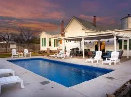 Cosmopolitan- Hot Tub Heated Pool & Fire Pit