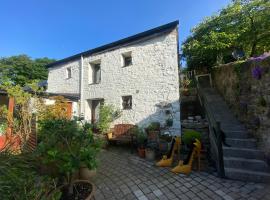 Beautiful renovated stone house for Dog friendly, Quayside location, hotel v destinaci Newport
