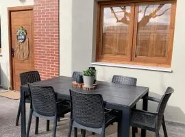 Melgar's Place, Bajo con terraza