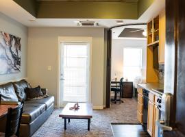 Chic City Apartment with parking Canal View RoofDeck, appartamento a Indianapolis