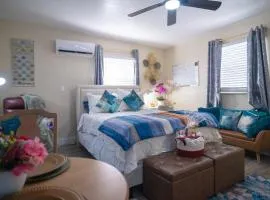 Hidden Gem Luxe 1 BEDROOM & Patio