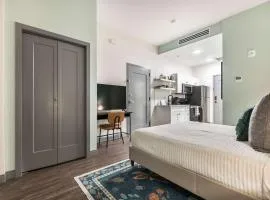 Dynamic Stay Connected Comfort Steps from Atrium