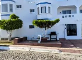 Condominio 231 Loma Bonita, enfrente de la alberca!
