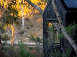 Secluded off-Grid cabin with water views - Marcel, hotel u gradu Chewton