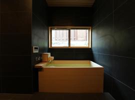 Rikka Soyuji Hinoki Woodbath 2 bedrooms Kitchen Free parking, hotel v destinaci Takajama