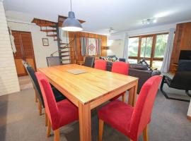 Cedar Holiday Units - Apartment 1, Hotel in Bright
