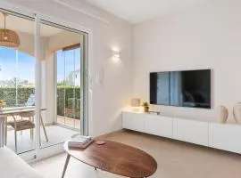 Apartamento de Diseño Reformado con Piscina y Jardín