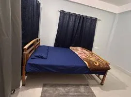 Cozy Third-Floor Room w Balcony