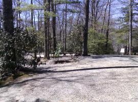 Linville Falls Campground, RV Park, and Cabins, glamping site in Linville Falls