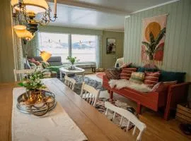 Fredfullt hus ved Oksfjordvannet