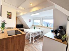 Zauberhafte Dachwohnung zum Träumen bei EuropaPark, hotel i Rheinhausen