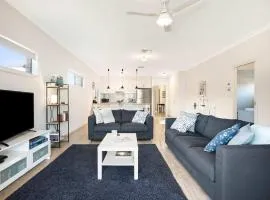 Brookings Perch - Riverside Stay near Cafés & Wharf