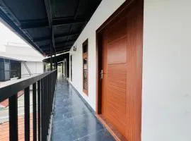 Empire One Bedroom with Common Pool