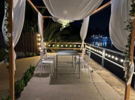 ริมน้ำบ้านแม่ อัมพวา เหมาหลัง 5 นอน พักได้ 10 คน, casa rústica em Samut Songkhram