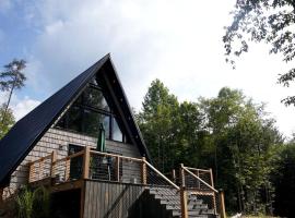 Romantic Escapes in this Stunning A-Frame in North Carolina with Access to a Private Hot Tub and Fire Pit, hotel v destinaci Dobson