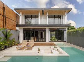 Bermain Haus - Exquisite 3BR Luxury Villa with Private Pool, Netflix & Breathtaking Views!, hotel in Dalung
