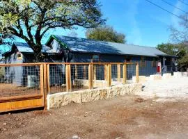Gorgeous Medina River Cabin with a Spacious Deck Ideal for Vacations in Texas