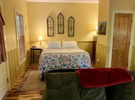 Rustic Cabin on 28-Acre Property in the Foothills of the Blue Ridge Mountains, hotel v destinaci Elkin