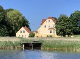Ruegen-Ferienwohnung-8-am-Wasser-Gut-Grubnow-mit-WLAN-und-Sauna