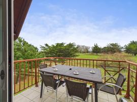 Vue sur le Golf de Fréhel - Piscine chauffée, hotel in Frehel