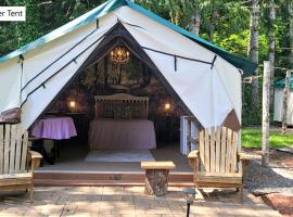 Lovely Glamping Tents for Romantic Weekends in Nature in Washington, luxusní stan v destinaci Lilliwaup