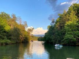 Wonderful Wagon Rental with Fire Pit Surrounded by Nature in Tennessee, hotel v destinaci Benton