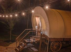 Beautiful Glamping Wagon Great for Outdoor Adventures in Tennessee, hotel v destinaci Benton