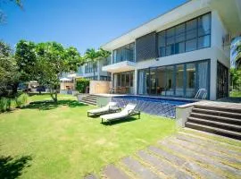 Biet thu ngoc trai bien