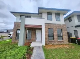New, Spacious and Cozy Home at Austral