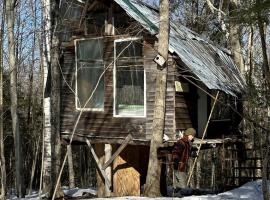 Into the Woods: Discover Our Charming Rustic Treehouse in Dorchester, NH, hotel v destinaci Rumney