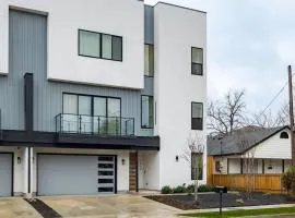 Luxury 4BR Townhouse with Rooftop Patio and BBQ