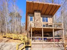Restful Getaways to Logan, Ohio, in this Fully-Equipped Log Cabin with Fireplace and Hot Tub