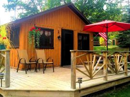 Cozy Cabin Rental with Stunning Lake Views in West Branch, Michigan, hotel v destinaci West Branch