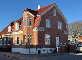 Stort byhus ved havnen i centrum, hotel i Ringkøbing