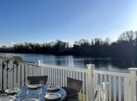 Pet-Friendly Lakeside Retreat Cotswold Water Park, Hotel in South Cerney